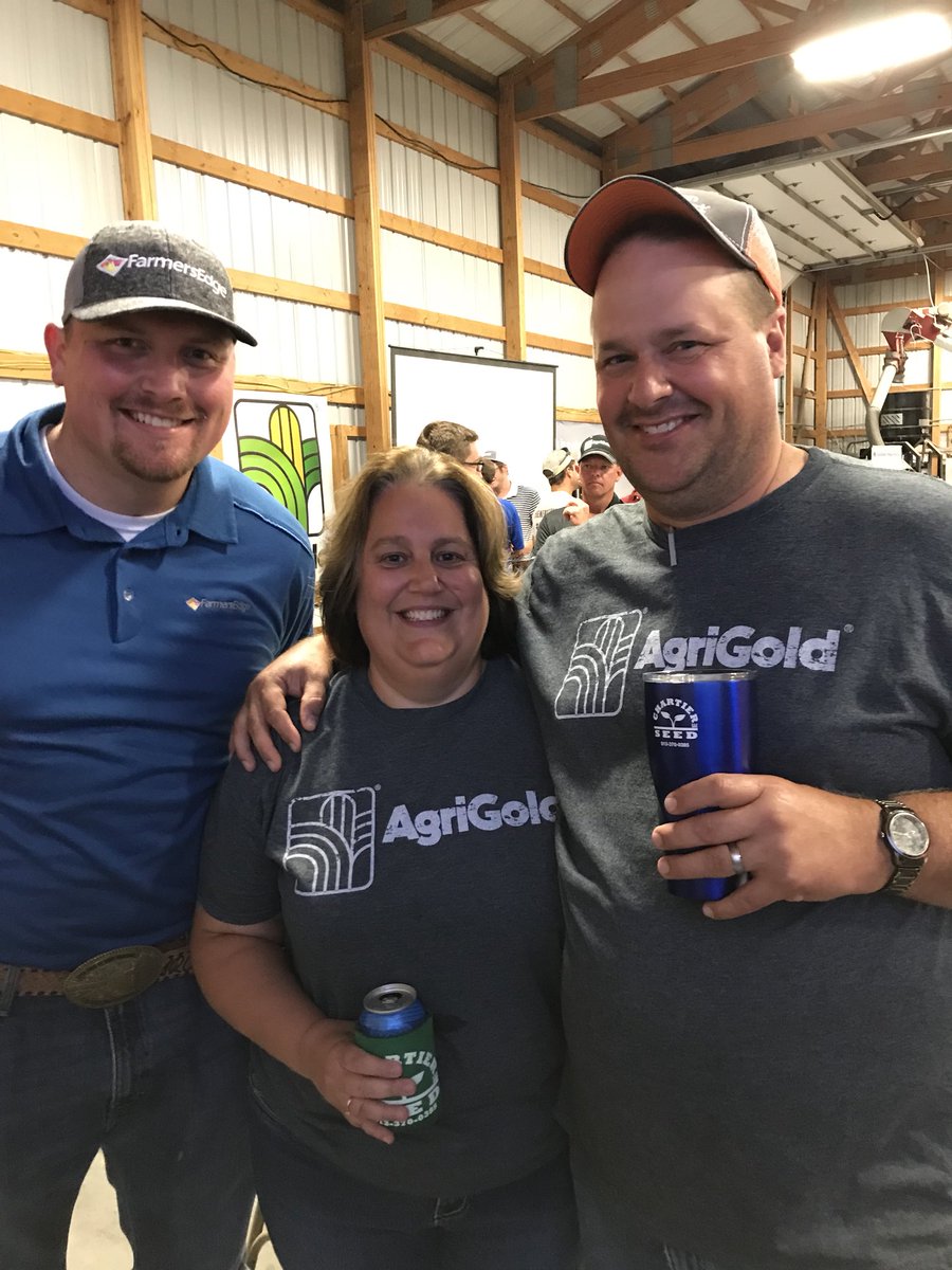 Talk about some of the greatest people in our industry and a group that understands that #SmartFarmingIs spending an evening laughing and having a good time! <a href="/SaraAlbers1/">Sara Albers</a> <a href="/AlbersJeff/">Jeff Albers</a> @FE_AustinCrabtr