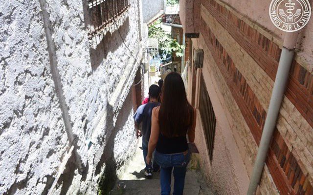 Manosporlasalud's tweet photo. Este rincón de Caracas, se llama La Palomera. Sus calles son angostas, su gente es única y su ambiente es de completa resiliencia, nada los detiene, siguen adelante a pesar de los obstáculos. https://t.co/33WzDDSS2Q