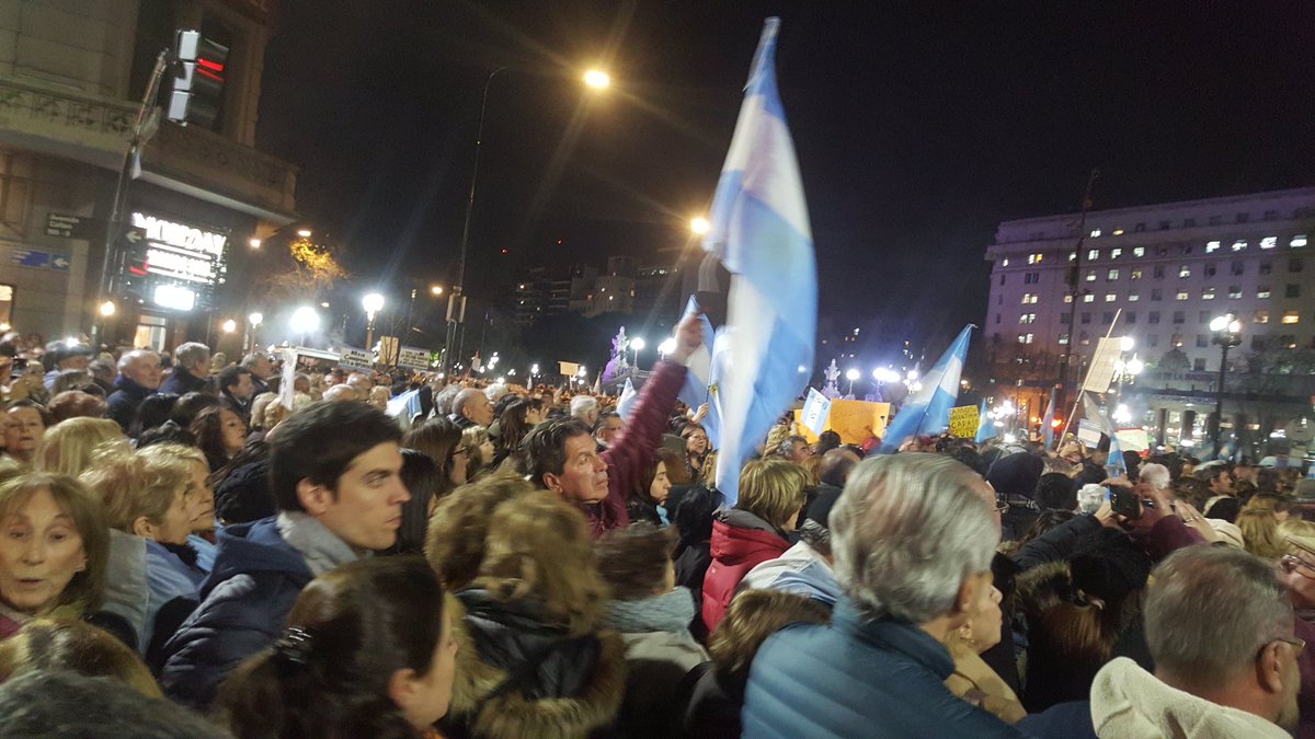 cucurucho441's tweet photo. Ya de regreso en Bariloche les nuestro la multitudinaria manifestación del #21APresente https://t.co/m5iv9mShD4