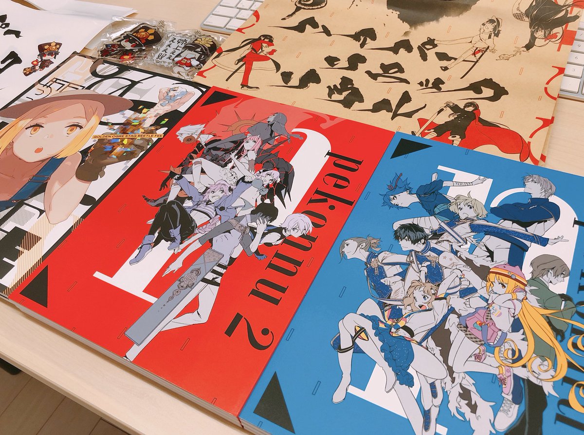 デザインさせて貰ったpakoさんの同人誌届いて並べたら、サークルみたい