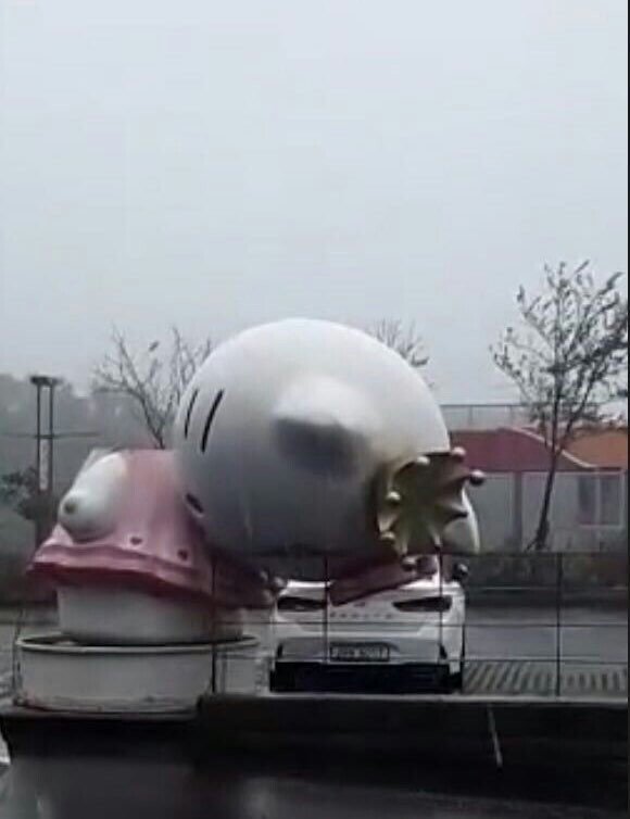 태풍으로 제주 서귀포 헬로키티 아일랜드 입구의 키티 목이 꺾였다는 제보;; 헬로키티가 죽었어 ㅠㅠㅠ