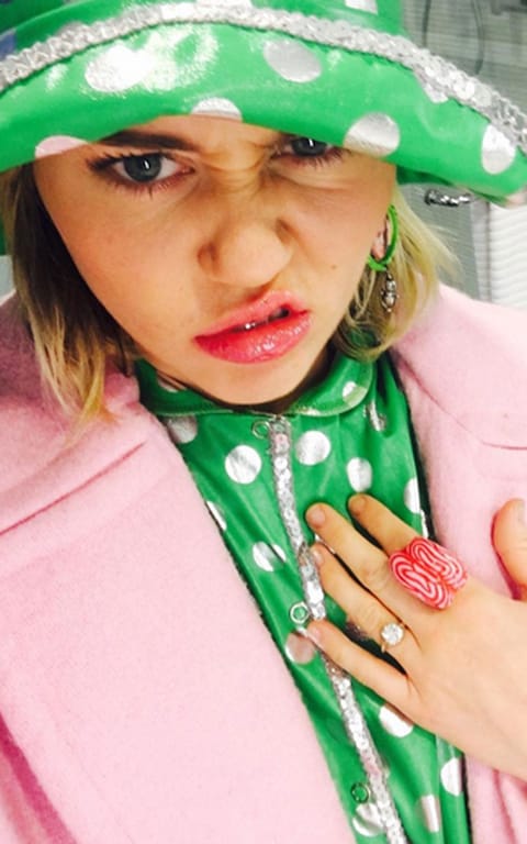 SmilersLoveOfc's tweet photo. U remember this???? Was the most beatiful thing knowing that she was with Liam again 💚❤💚
...
...
...
#mileycyrus #happyhippie #Miam #Liley #love #adoreyou #weekwithoutyou #whenilookatyou #smile #smilers #style #liamhemsworth #love #mc #malibu #youngernow #happy #like #follow https://t.co/MU9GyieMvC