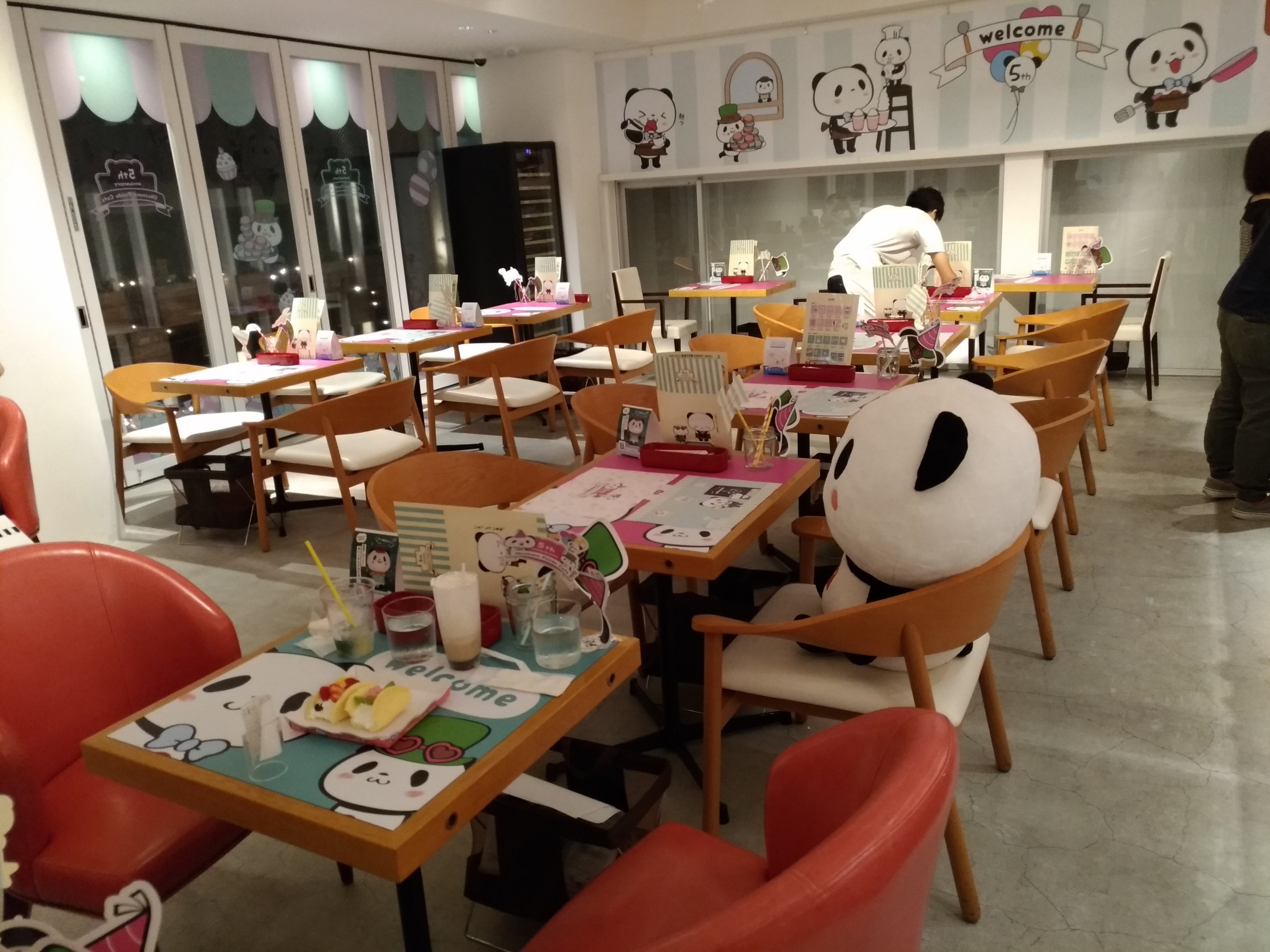 Twitter 上的 Buta お買いものパンダ 楽天パンダ 昨日のカフェ初日 当日席が当たったので楽しませていただきました 内装はバッチリ もっとデカおパンがいてもいいんやで メニューもバッチリ トレーとピックは別に出してほしいで 3枚目は右手に料理 左手に