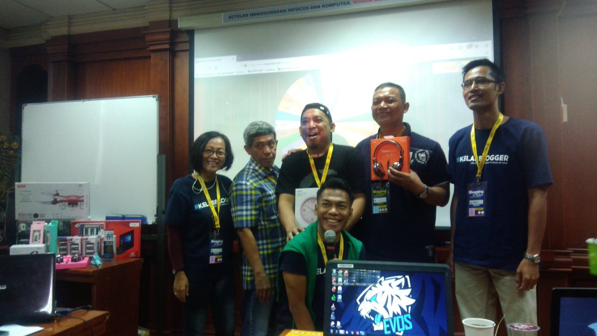 ann1s4's tweet photo. wah mas @agunghan_ dan @OnosSemblang kebagian juga nih doorprizenya @KelasBloggerID @raksaonline #kelasblogger23 #RaksaOnline https://t.co/VTPYGZd2VF