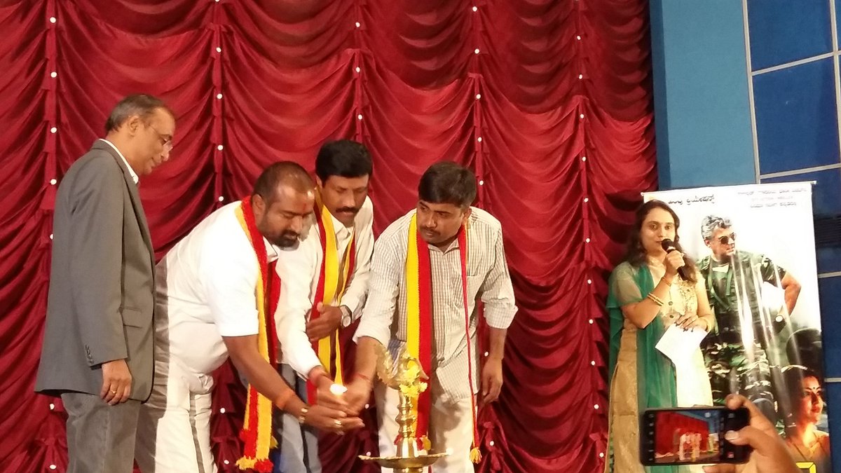 CiniSuddi's tweet photo. 'ಕಮಾಂಡೊ' ಚಿತ್ರದ ಆಡಿಯೋ ರಿಲೀಸ್
https://t.co/VgCGPGuzMR

#COMMANDO #MOVIE #AUDIORELEASE https://t.co/pugtwtNCWl