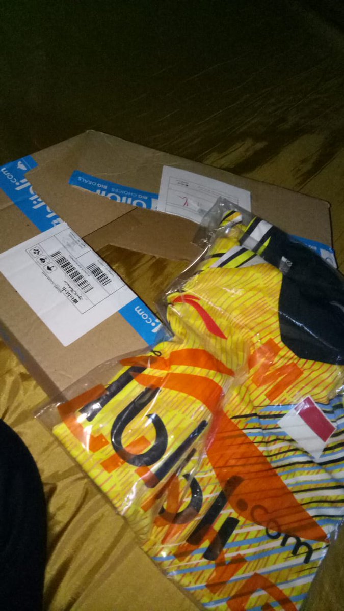 P_Gun77's tweet photo. Terimakasih banyak @BadmintonNow hadiah #PickMeNow #WBC2018 telah sampai ππ Syukron π https://t.co/YglmRRXeJd