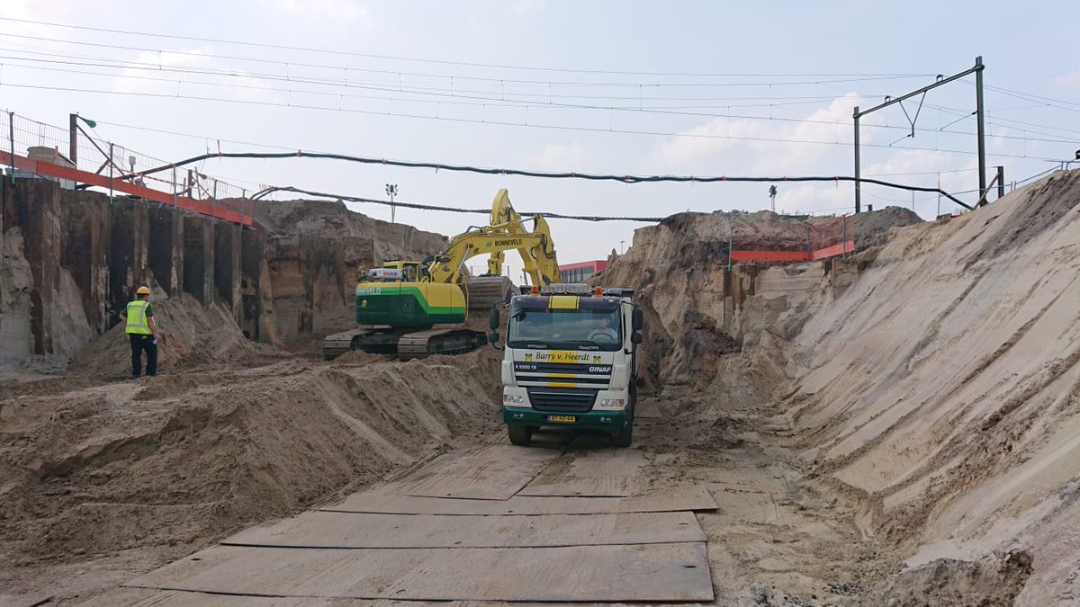 BAMGroep_NL's tweet photo. RT @ICB_Patrick Met collega @BrwPater bij de spoor- en tunnelwerkzaamheden in #DriebergenZeist en #Veenendaal langs geweest. Machtig om de werkzaamheden van deze twee projecten te zien! @ProRail #BAMInfra_nl @MammoetHolding #Incidentenbestrijding https://t.co/h6Fk82OQ3z