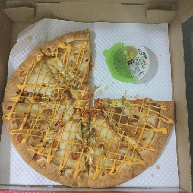 I absolutely savored what is probably my last chicken quesadilla pizza.
#pizzaschool 
#chickenquesadillapizza 
#thingsillmiss