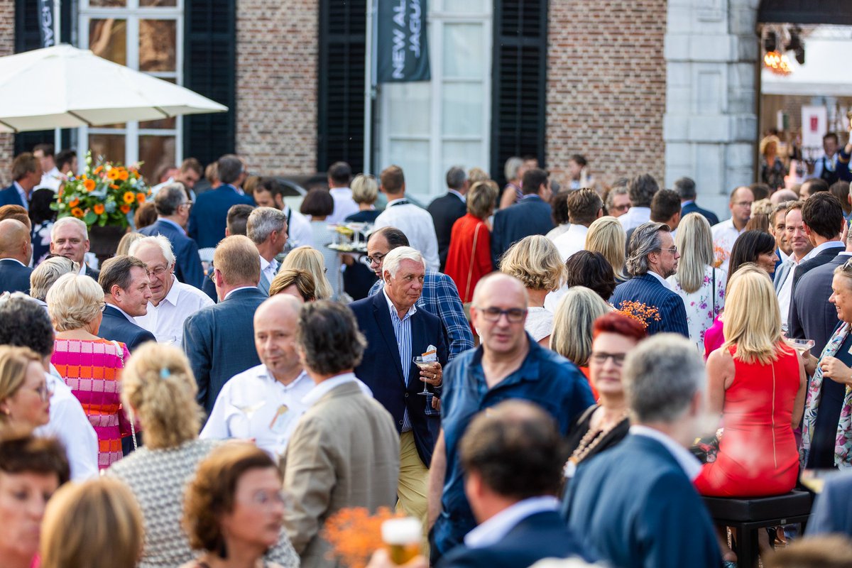VOKA_Limburg's tweet photo. 🏰 We ontvingen meer dan 1.000 aanwezigen tijdens ons Zomerkasteelfeest. Op het wondermooie domein van het Kasteel van Betho werden de jarige ondernemingen in de bloemetjes gezet. 🎉 Meer foto's >> https://t.co/D0gs2nbWOV https://t.co/UVFHm0AcL7