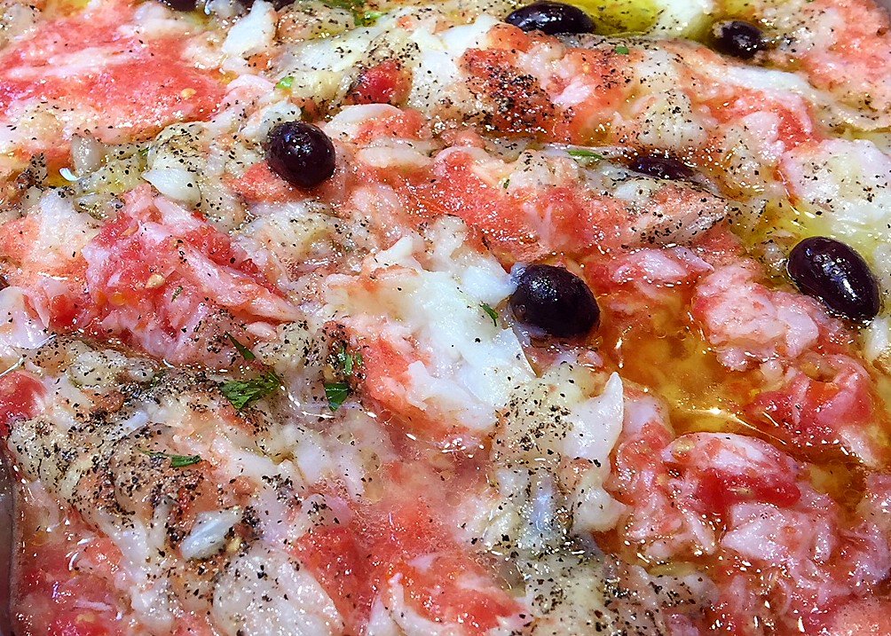 la_boqueria's tweet photo. Els companys del #QuioscModern tenen una gran varietat de plats fresquets per menjar tot i la calor, com ara #esqueixada que presenten en forma de #carpaccio amb ceba, all i oli d'oliva #menjaboqueria #cuinademercat #platsdestiu https://t.co/NRRaWdKgDm