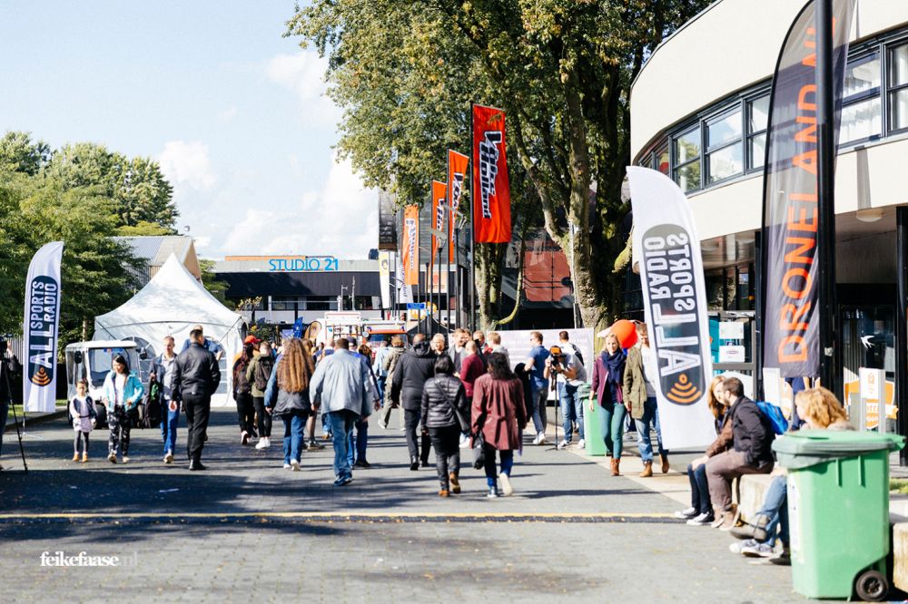 GemeenteHsum's tweet photo. Zaterdag 1 en zondag 2 september alweer de 11de editie van de Open Studio Dagen. Studio’s openen hun deuren en op het MediaPark zijn veel leuke activiteiten #hilversum #OSD18 https://t.co/MTGur4NzSi https://t.co/gClu5XIdmi