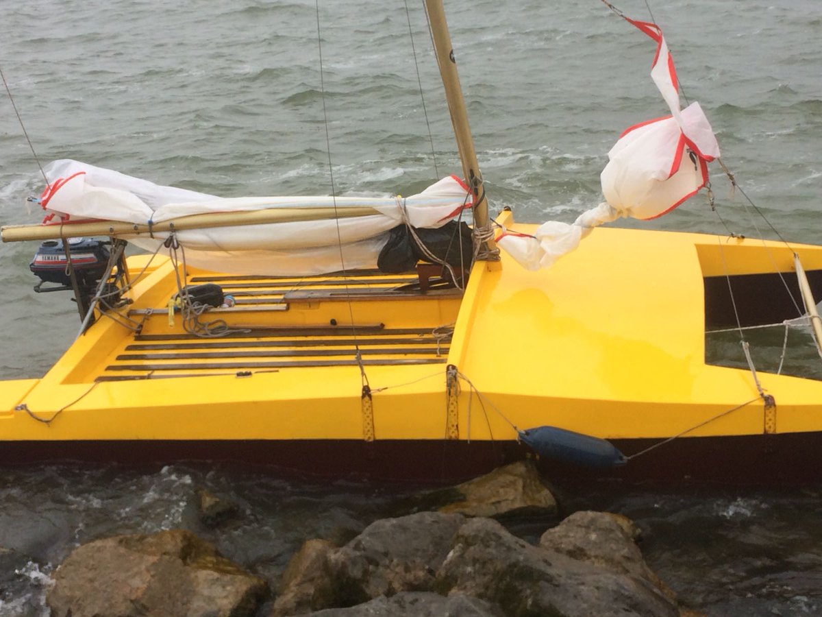 Een catamaran is aangetroffen nabij Wijdenes/Schellinkhout. #Kustwacht is op zoek naar de eigenaar! Bent u of weet u de eigenaar? Dan graag contact opnemen met het Kustwachtcentrum: 0223542300. Tevens het verzoek om u te melden als u de catamaran nog na 08:30 uur heeft gezien.