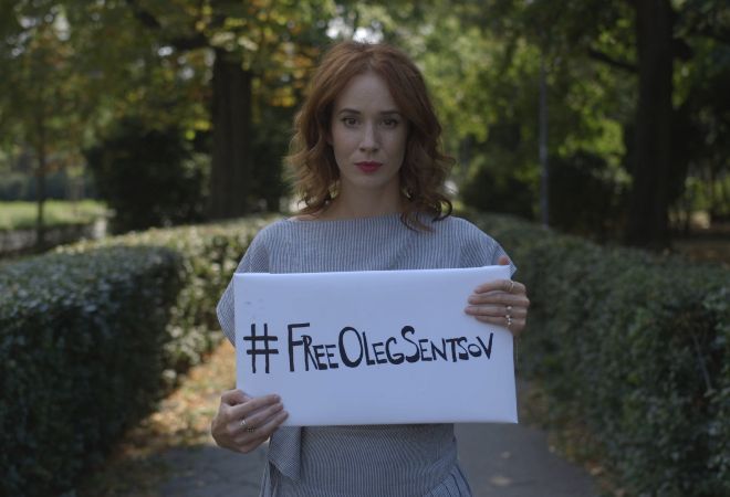 Omediach's tweet image. 40 osobností zverejnilo otvorený list za aktívny postoj k uväznenému umelcovi (VIDEO) omediach.com/tlac/13769-40-… #freeolegsentsov