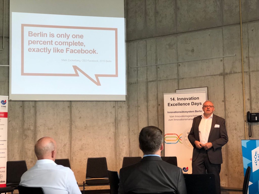 inno_focus's tweet photo. "Berlin is only one percent complete, like Facebook", zitiert Jens Burkhardt von BIM Mark Zuckerberg. #ditisberlin - immer am Weiterentwickeln! #ied18 https://t.co/KJioWXXL3o