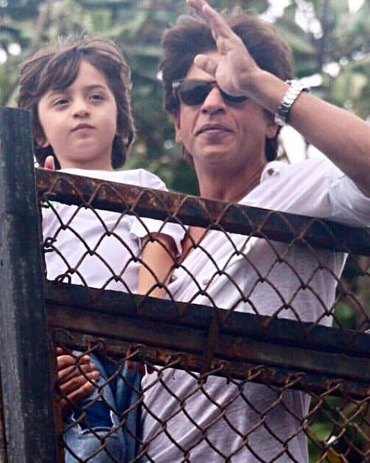 iamsrkbw's tweet photo. Eid Mubaraak to all @iamsrk #AbRam and #ShahRukhKhan at Mannat https://t.co/bq6jdNXRrU