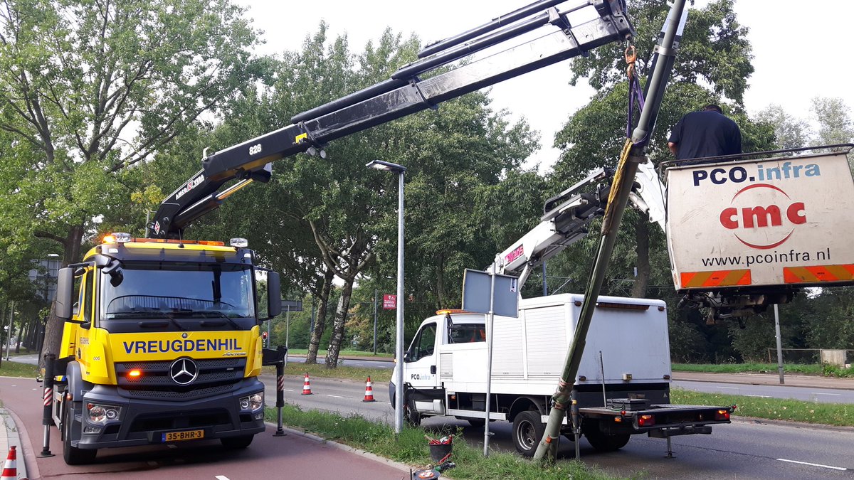 PDitmar's tweet image. Na ongeval staat lichtmast gevaarlijk scheef in #schiedam. Op verzoek van PCO infra , met kraan veiliggesteld , verwijderd en afgevoerd.  #doenweook #ffgeenauto #lichtmastberging @Vreugdenhil_