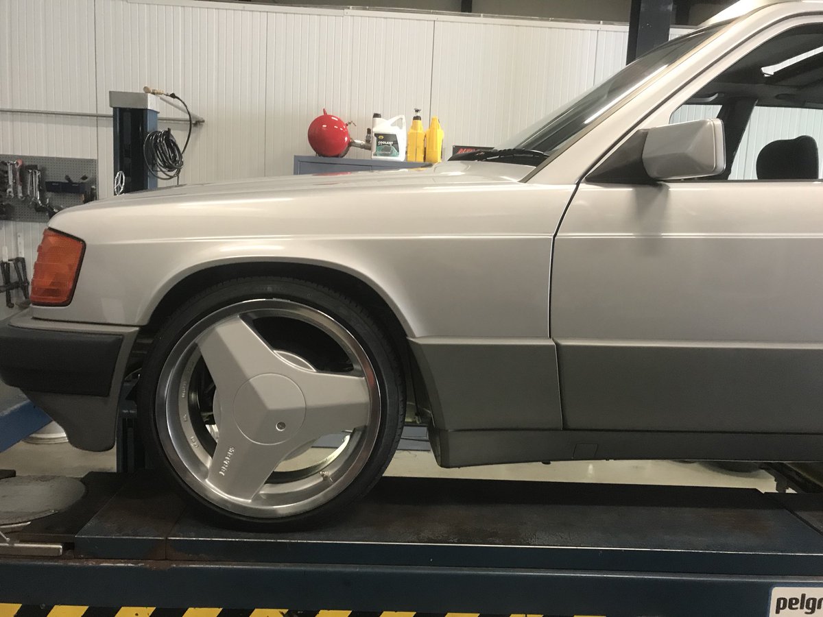 Ook mooi nostalgie Mercedes 190E met originele brabus velgen.