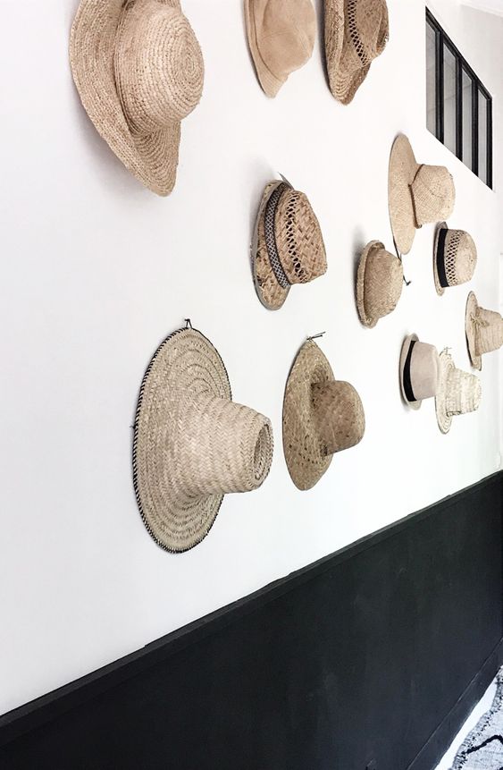 AtelierGermain's tweet photo. Au même titre que les fameux miroirs en rotin ou une accumulation de cadres, pourquoi ne pas exposer ses plus beaux chapeaux aux murs ? https://t.co/WPGc4kFHwF