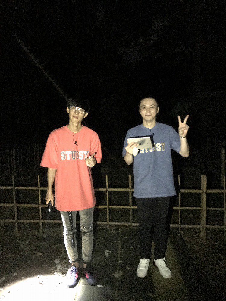 ニコ生 音楽王 ニコ生ホラー王 心霊写真鑑定結果 お二人の間 胸の高さから口までの高さの所に 白装束を着た鼻が赤黒く光る天狗が写っています 斜めに光る白い閃光は天狗が手に持っている鉾です T Co Iiji2cy1nn
