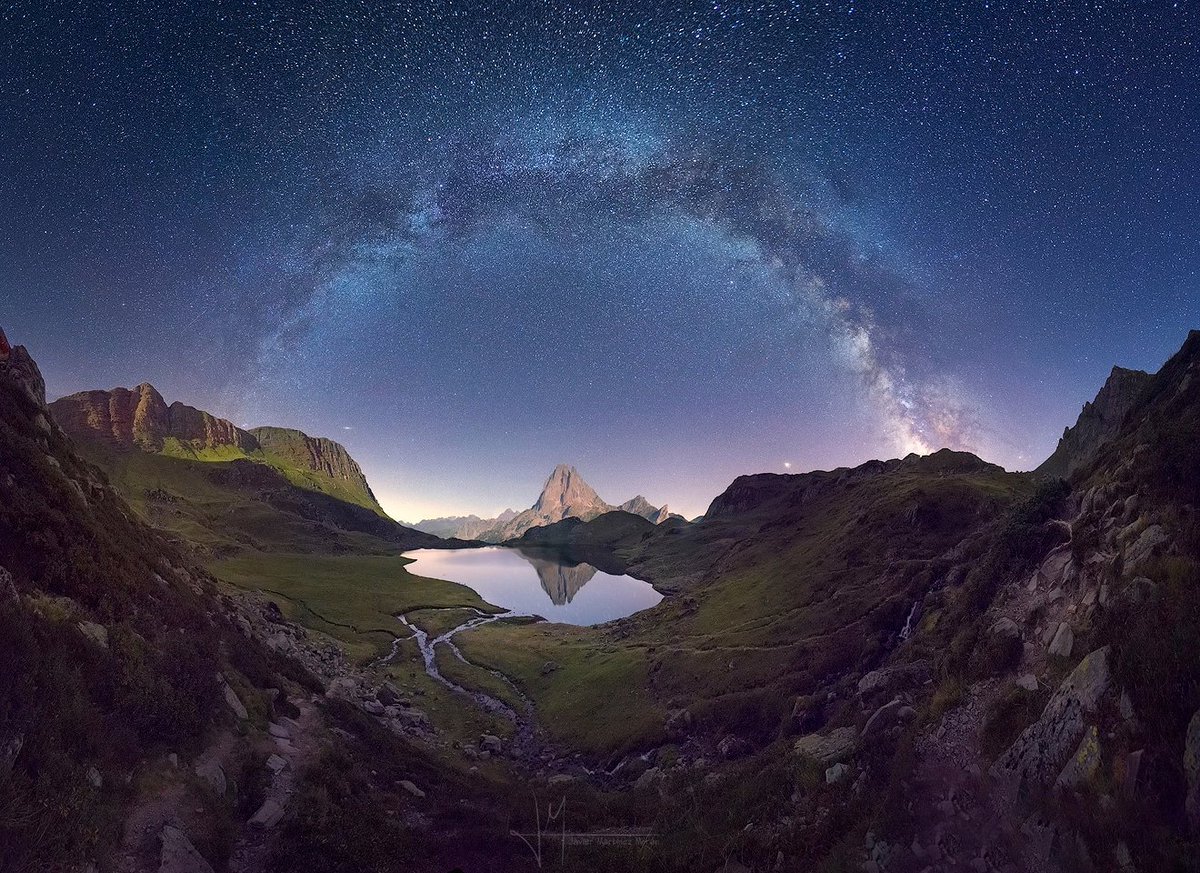 PlanetarioMad's tweet photo. #BuenosDías #FelizJueves
Vía Láctea sobre el Lac Gentau y el Midi d'Ossau. Pirineos #Francia
Fotografía: Javier Martínez Moran @jmartinezmoran
Muchas gracias Javier por este regalo... https://t.co/VVW27xFZ32