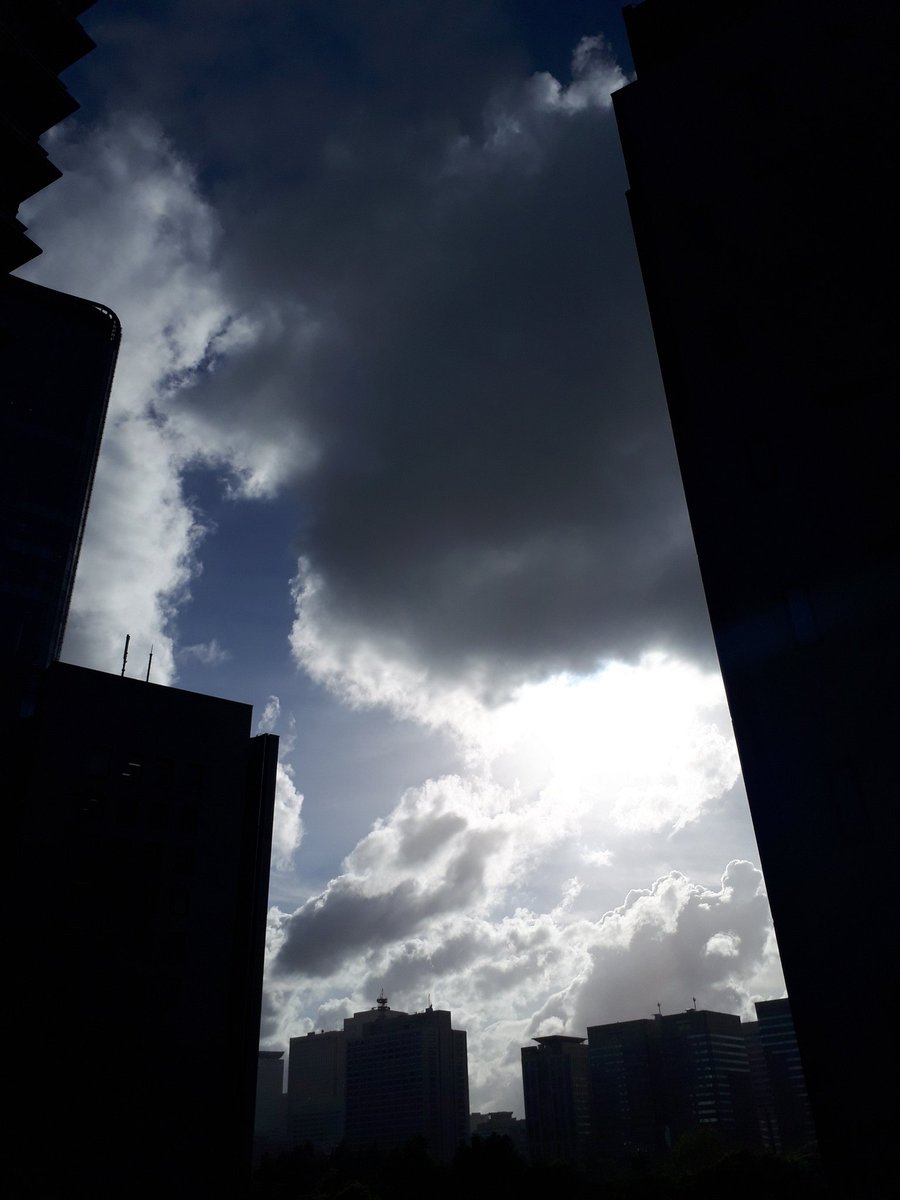 箱崎みどり ニッポン放送 愛と欲望の三国志 三国志の日本史 発売中 日射しの変化で 雲の流れが分かります 雨が降りそうなのに暑いし明るい空です 熱中症 強い風雨に気をつけてくださいね ワンダ4 Jolf Radiko 天気予報 日比谷 有楽町