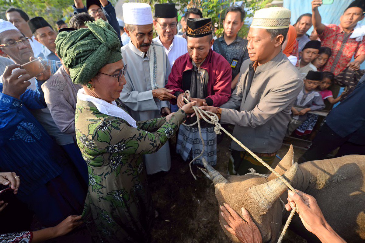 susipudjiastuti's tweet photo. Mengunjungi korban-korban bencana gempa bumi di Lombok Utara untuk memberikan bantuan yang telah dikumpulkan oleh karyawan-karyawan @kkpgoid. Semoga bermanfaat untuk para korban gempa bumi disana dan Allah SWT senantiasa melindungi mereka semua. Aamiin. (22/08) https://t.co/bX76MxsIHS