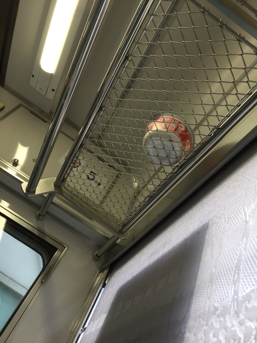 kijitora_siro's tweet photo. さすが東武東上線、網棚に赤いきつね。

多分空だと思うけど、立ち上がって網棚に手を伸ばして確認するのは人目が気になるので断念。 https://t.co/1u2Y0KikJO