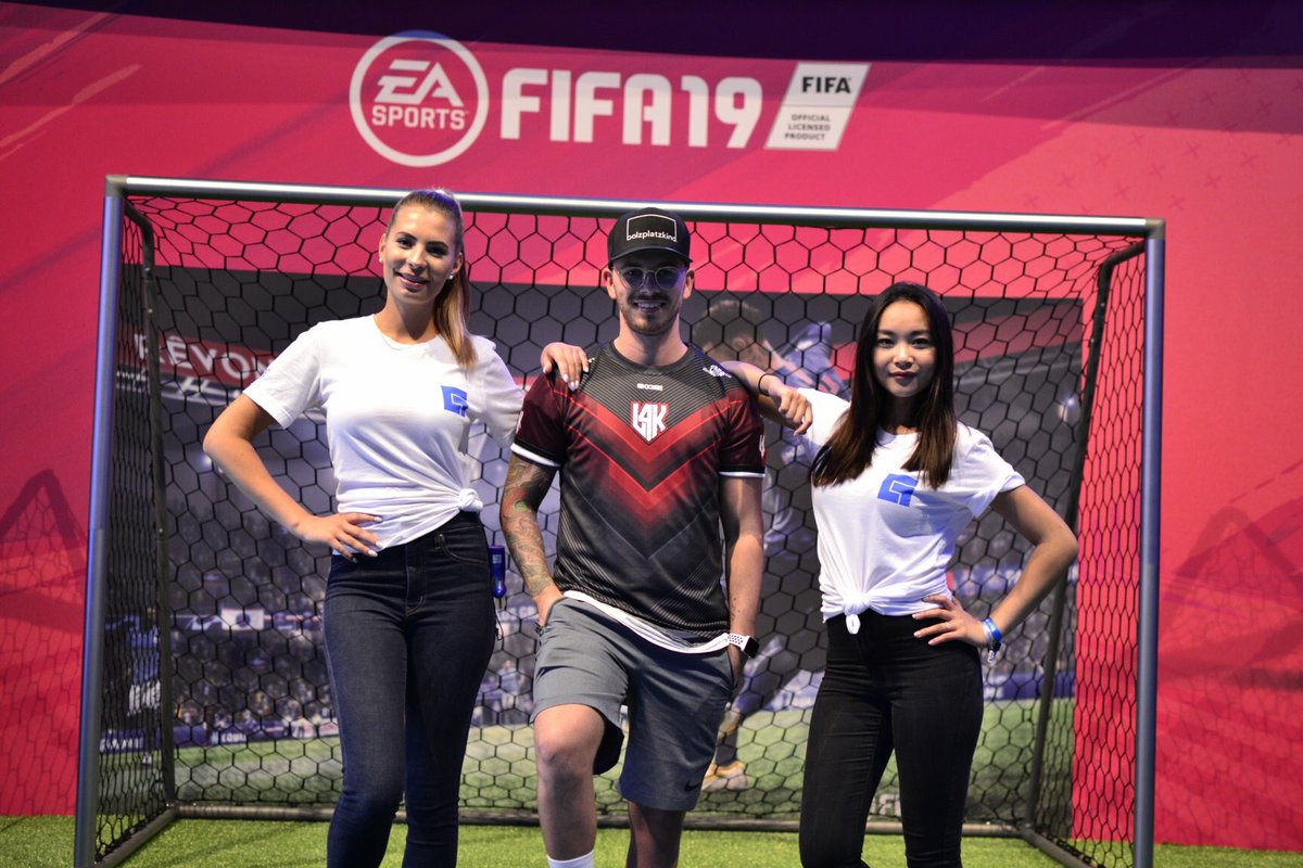 L4k Esports The King Donchap28 With Beautiful Girls From Gamescom18 Gamescom Kingsneverdie Esport Girl Hostess Ea Easports Model Pose Soccer Fussball Fun Fifa19 Fifa Spass T Co Exyjytx7ce