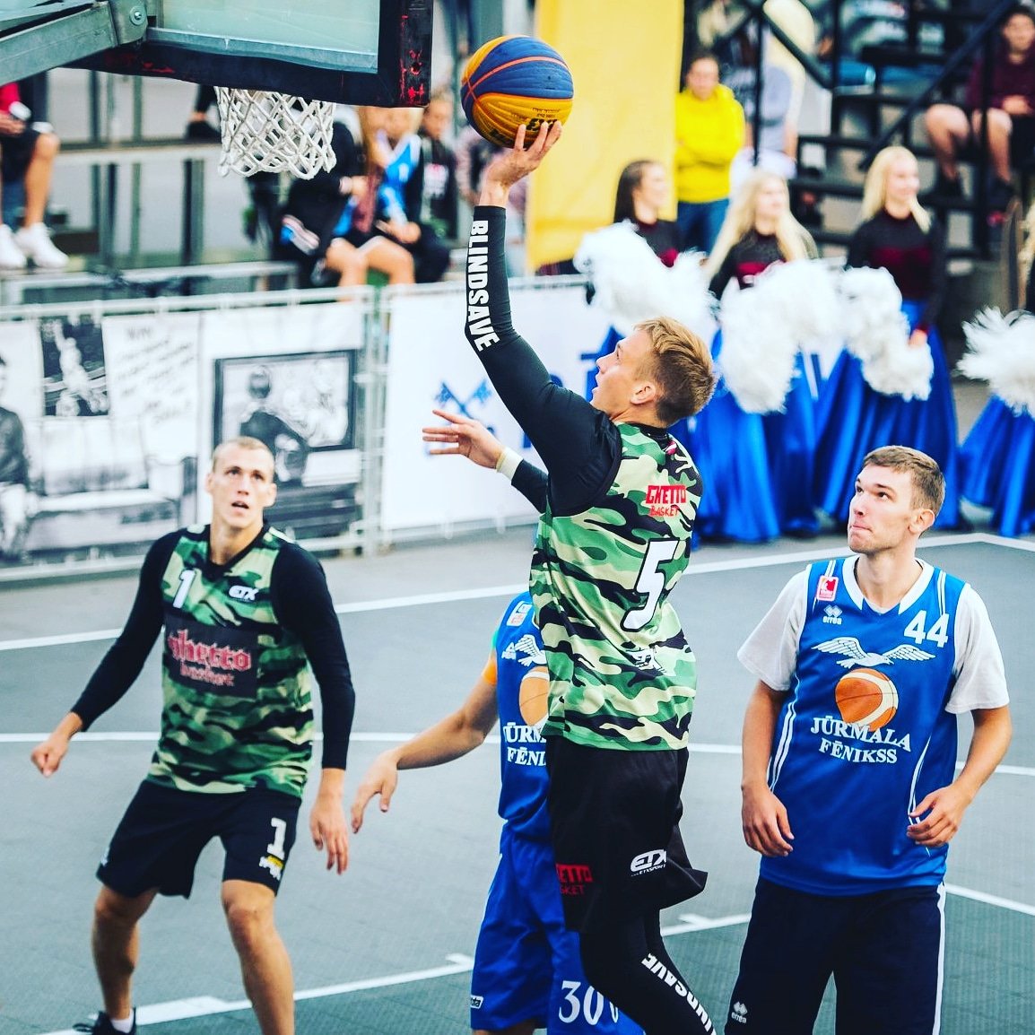 Look up. Get up! 👊 #blindsave #blindsavebasket #hoops #basket #basketball #paddedcompressionwear #compressionwear #3x3wt