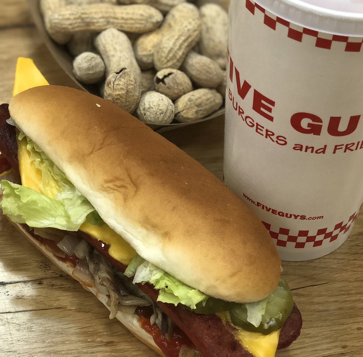 Five Guys Qatar on Twitter "لا تنسى تذوق الهوت دوج مع جميع الإضافات