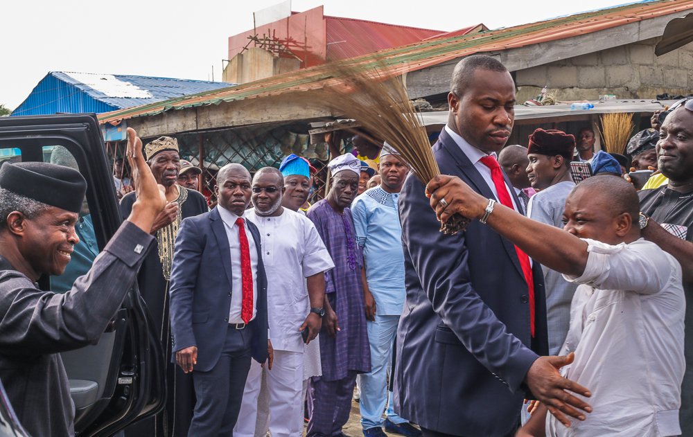ProfOsinbajo's tweet photo. Similary, I paid a courtesy call to HRM OBA Saheed Ademola ElegushiI - OBA ELEGUSHI OF IKATE LAND, KUSENLA III and the Central Senatorial District leader, Prince Tajudeen Oluyole Olusi in Sangotedo. https://t.co/lnDtveFCE4
