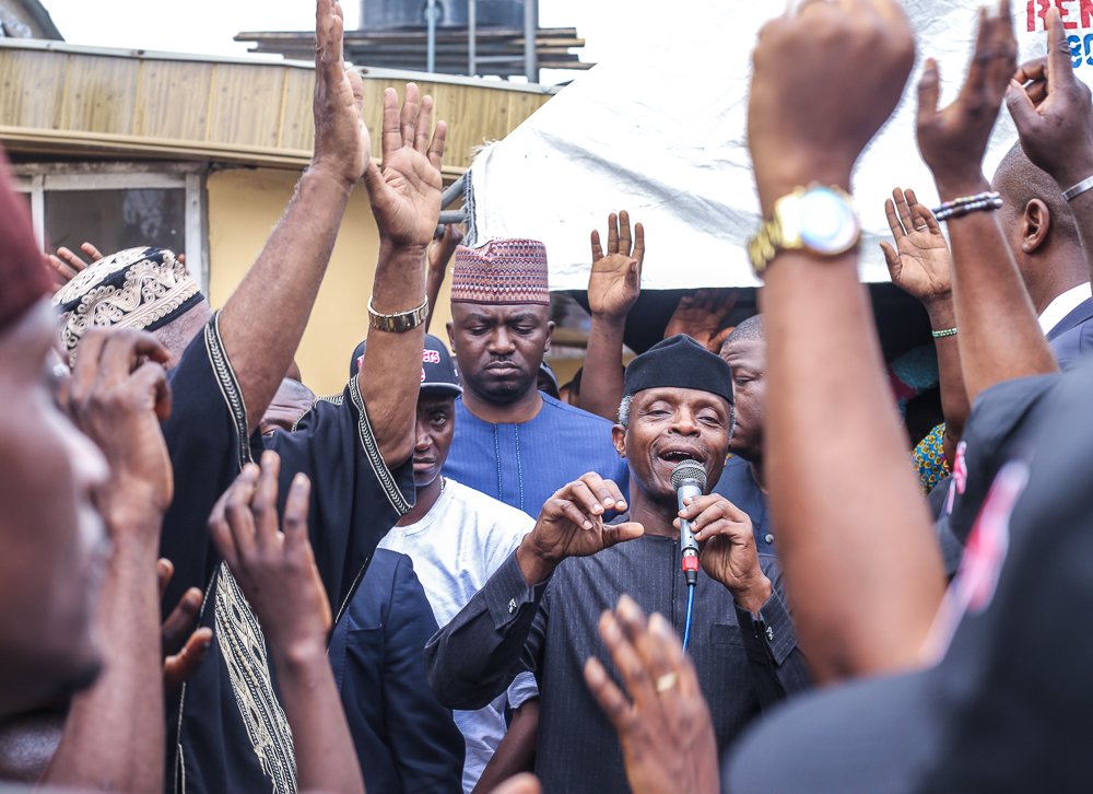 ProfOsinbajo's tweet photo. Similary, I paid a courtesy call to HRM OBA Saheed Ademola ElegushiI - OBA ELEGUSHI OF IKATE LAND, KUSENLA III and the Central Senatorial District leader, Prince Tajudeen Oluyole Olusi in Sangotedo. https://t.co/lnDtveFCE4