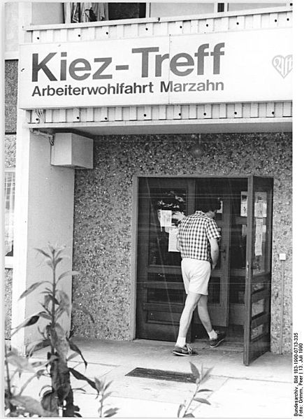 Kiez-Bäcker, Kiez-Café… In #Berlin ist der Begriff "Kiez" omnipräsent. Aber wann wurde er geprägt und was beschreibt er genau? <a href="/HannoHochmuth/">Hanno Hochmuth</a> hat dazu promoviert. Im <a href="/Tagesspiegel/">Tagesspiegel</a> erklärt er, wie der Kiez erfunden wurde: bit.ly/2BDl4Zf
#Stadtgeschichte #phdchat