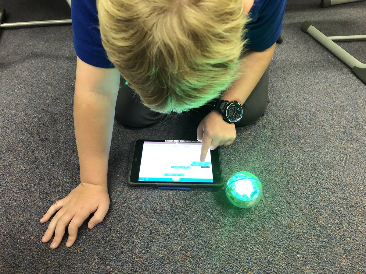 MrsQuartly's tweet image. We’ve used our knowledge of angles to program sphero to draw a square, can we refactor our program to make @Sphero draw a triangle? @SpheroEdu #angles #robotics #digitallearningtools #edtech #aussieed @Cessnockeps