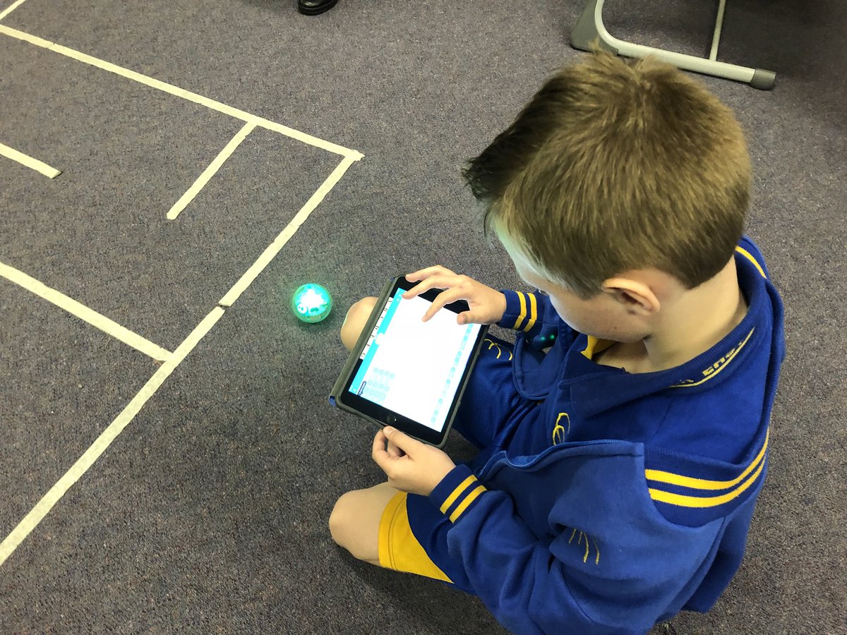 MrsQuartly's tweet image. We’ve used our knowledge of angles to program sphero to draw a square, can we refactor our program to make @Sphero draw a triangle? @SpheroEdu #angles #robotics #digitallearningtools #edtech #aussieed @Cessnockeps