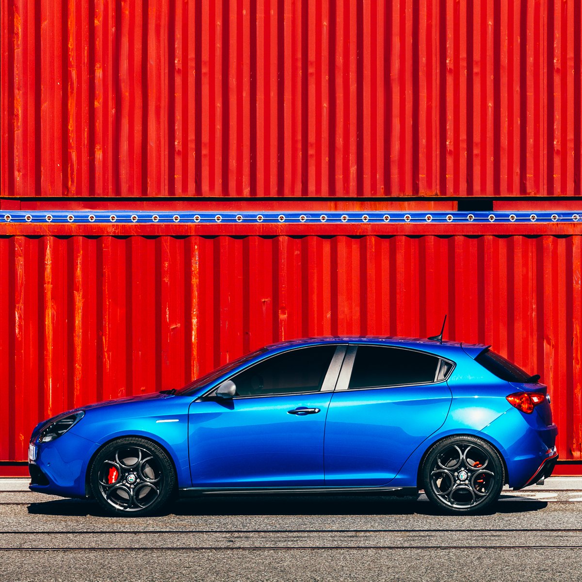 Giulietta, el encuentro perfecto entre un exterior elegante y un espíritu audaz. Y ahora, toda la Gama Alfa, con hasta un 35% de descuento y 3 años de garantía. bit.ly/easy-alfa