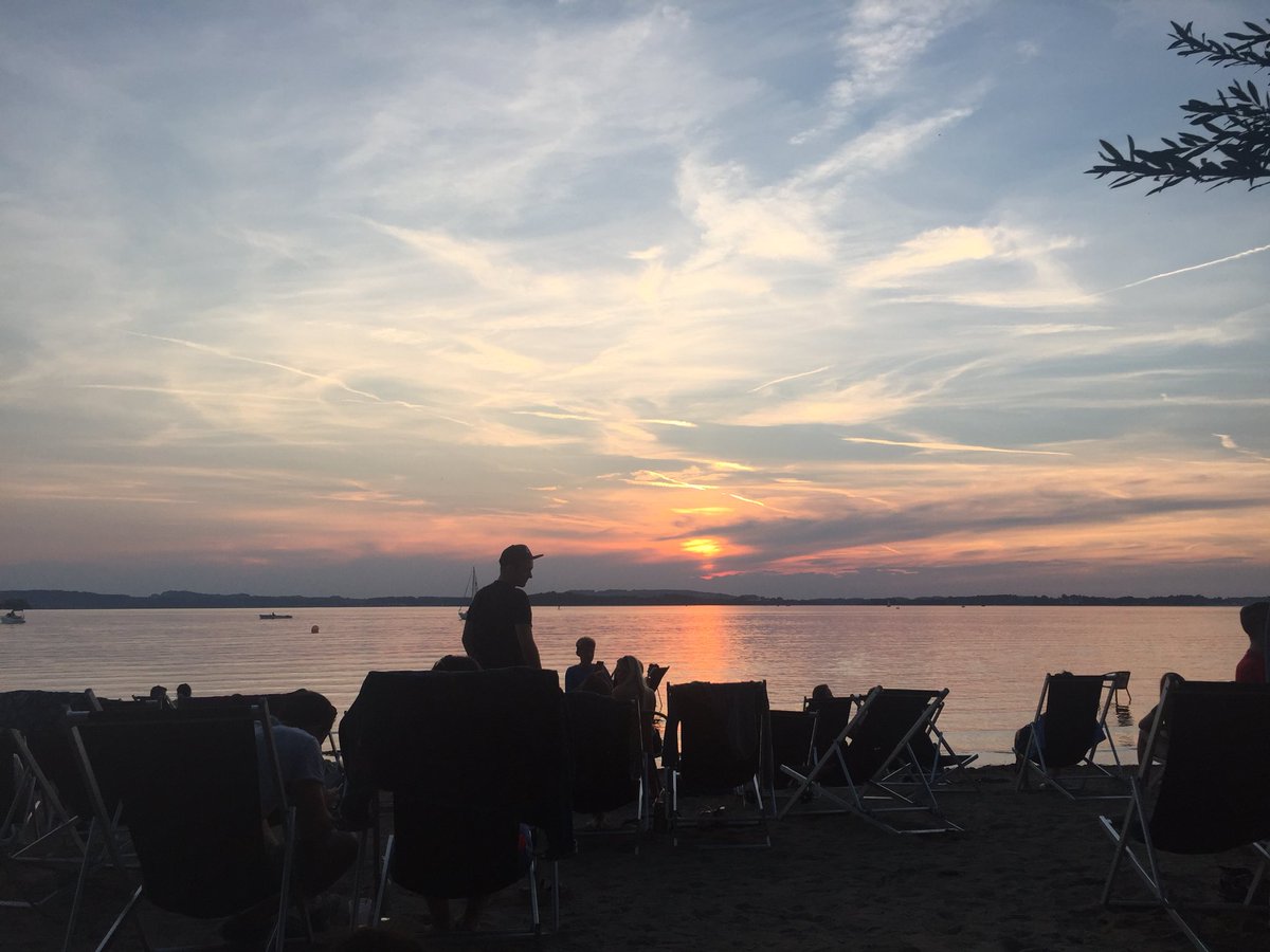 IsabellaLaboeck's tweet photo. #chiemsee #Heimat #qualitytime #beachbar #feldwies #chillyvanilly #shisha #sundowner #bayern #besteleben #chillingwithmybro #summer2018 https://t.co/dZwA791L6j