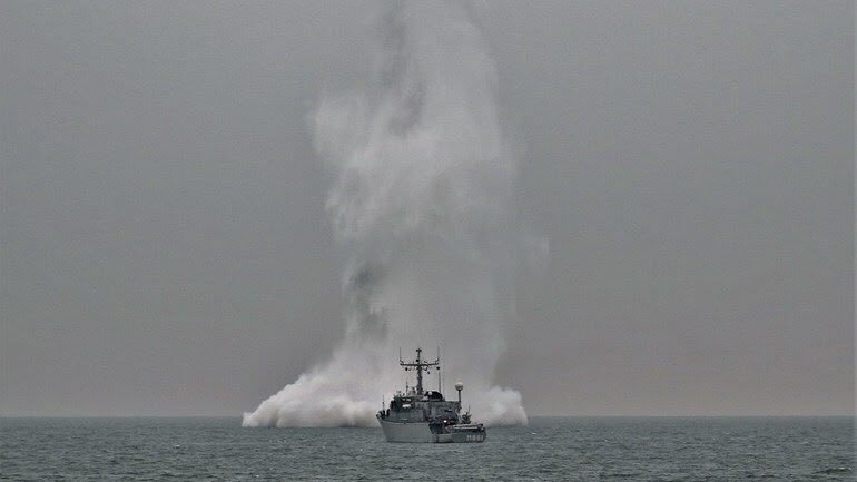guidof1971's tweet photo. Flinke plof! En vanwege de ondiepe positie liggen we dubbel zo ver er vandaan als normaal. #ZrMsUrk #MAREOD @kon_marine (foto van website Omroep Zeeland) https://t.co/INwSGTzS07
