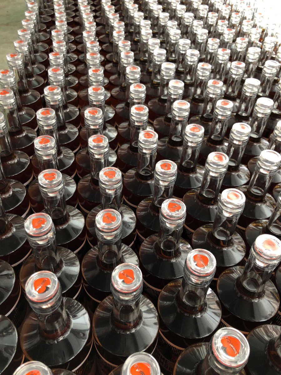 Turmeon_Vermut's tweet photo. Estos días estamos trabajando en #BodegasJaime con nuestro vermut más dulce, ¡ahora nos toca la fase de embotellado de #TurmeonHoney! 🍯 https://t.co/0v3S1Xuodn