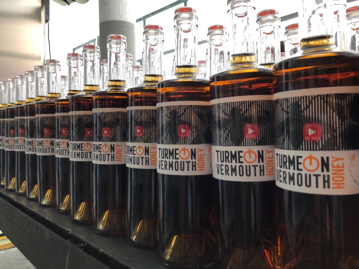 Turmeon_Vermut's tweet photo. Estos días estamos trabajando en #BodegasJaime con nuestro vermut más dulce, ¡ahora nos toca la fase de embotellado de #TurmeonHoney! 🍯 https://t.co/0v3S1Xuodn