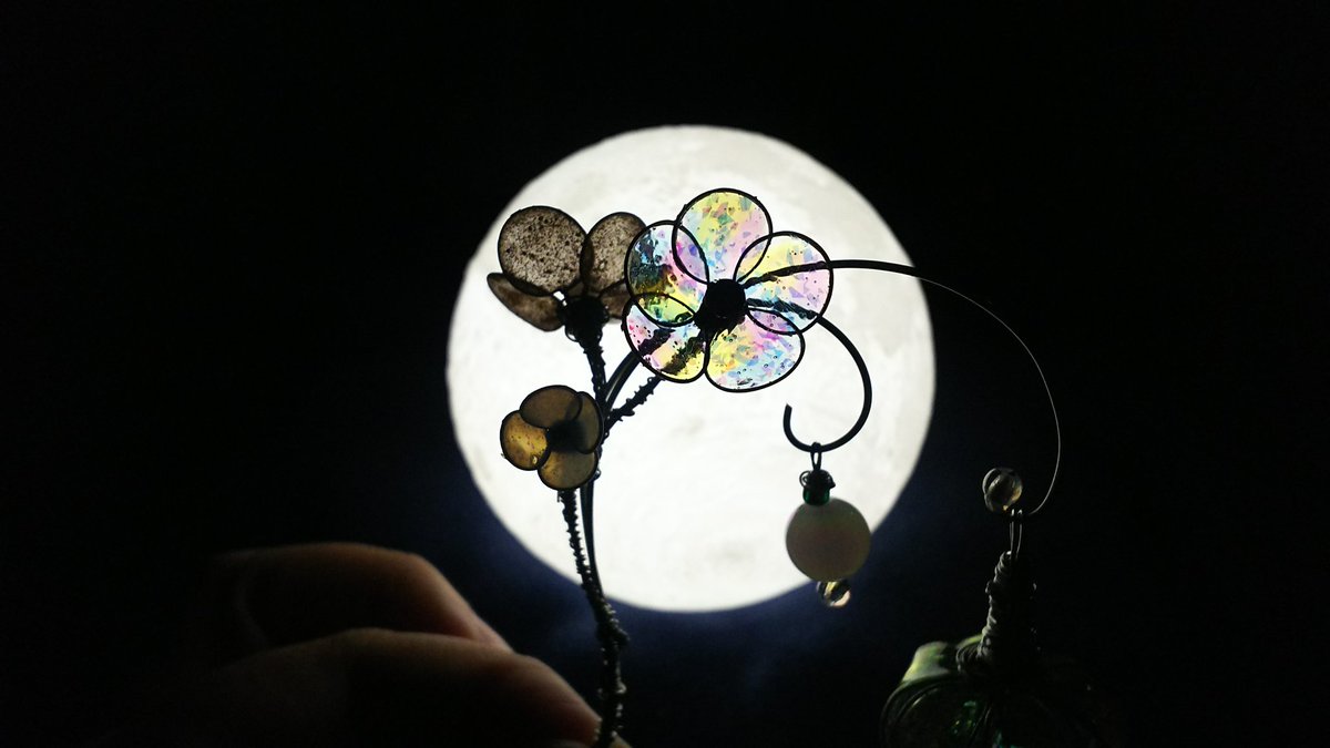 Atorino3's tweet photo. 針金いじってまだ一年くらいです。
まだ色々と作りたいものがたくさんあるんですがなかなか難しい！
物作りでTwitterやったのも初めてなのでいろんな作り手さんと交流できたら嬉しいです。

#これが私の代表作である 
#マニキュアフラワー 
#ハンドメイド好きさんと繋がりたい https://t.co/uSLfodpNiz