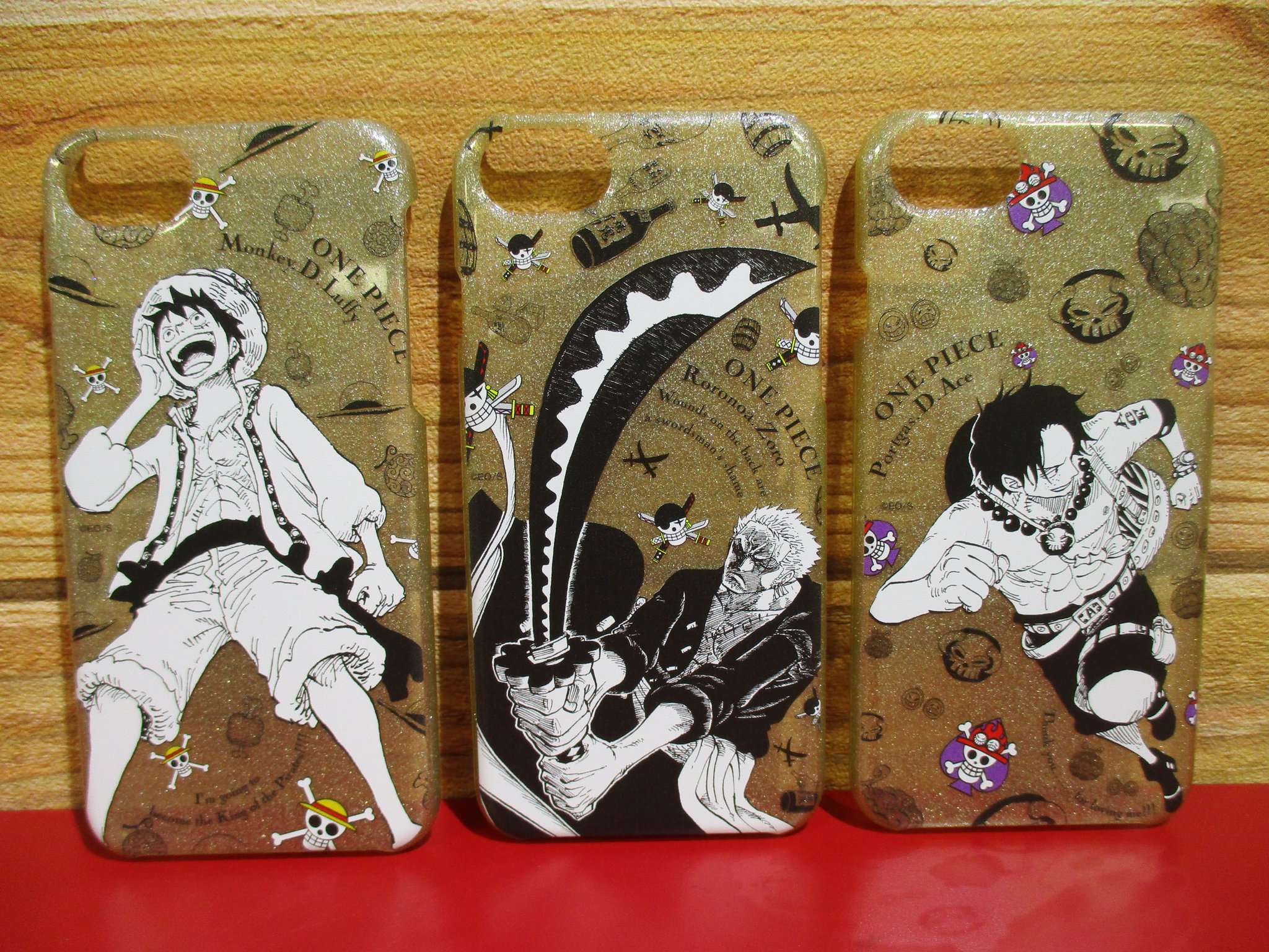 One Piece 麦わらストア名古屋店 Twitterissa おすすめ商品 原画商品 One Piece ゴールドiphoneケース ルフィ ゾロ エース 各2 0円 税 好評発売中 麦わらストア Onepiece
