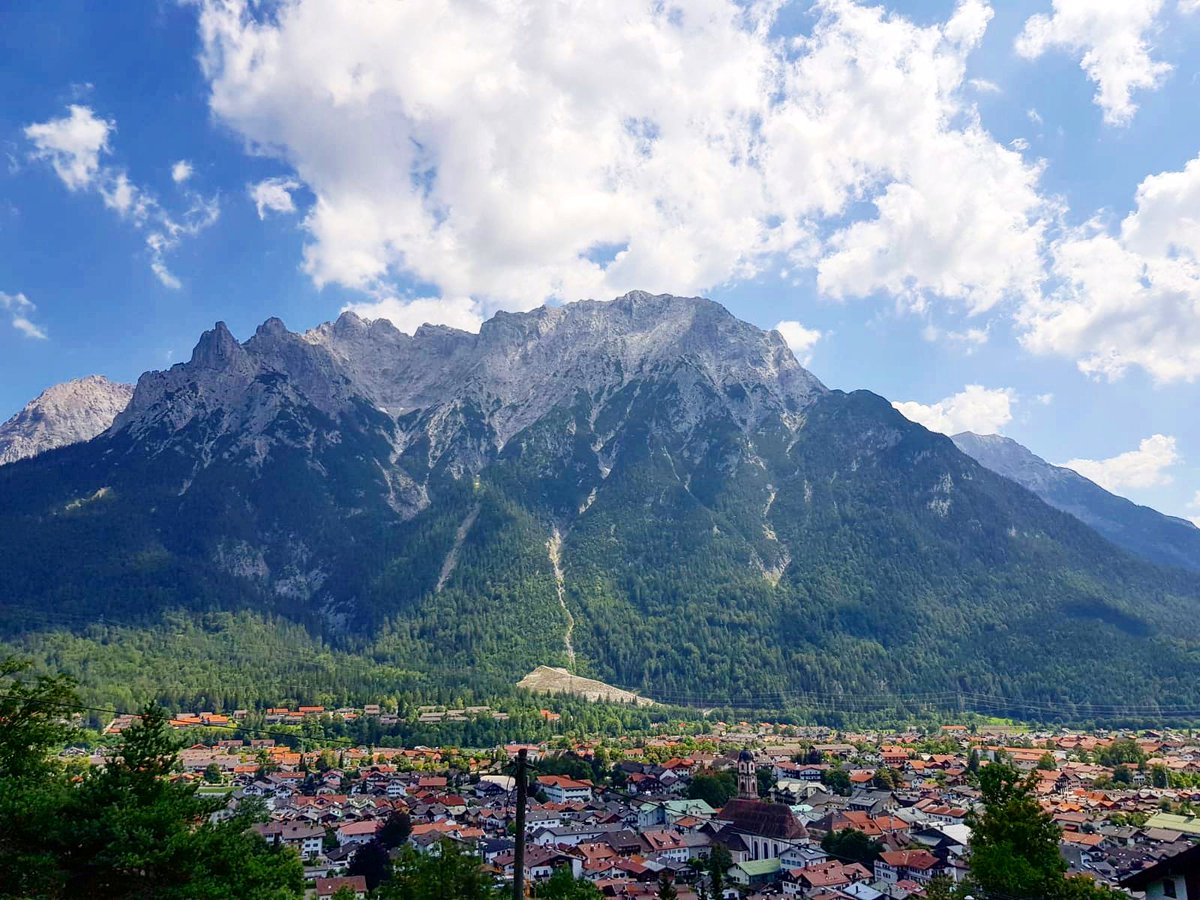 MarcoCataldo_'s tweet photo. #mittenwald vor dem #karwendel 💚🍀 #westlichekarwendelspitze #oberbayern #oberesisartal #geigenbau #isartal #natur #berge #deutschland https://t.co/cUUiBMC2je