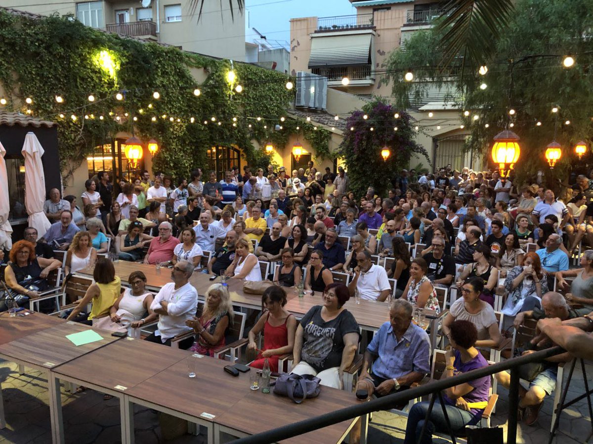 Bon dia! 
🙌 Gràcies a tots els assistents a la Mega-Tertúlia d'ahir a Vilanova. Sense vosaltres tot això no seria possible. 
I gràcies una vegada més <a href="/ramirp/">Ramir De Porrata-Doria</a> <a href="/jcanadellb/">Joan Canadell</a> <a href="/Bernat_Deltell/">Bernat Deltell</a> <a href="/Pous/">Rafael Pous ||*|| 🎗</a> per ser-hi!  🙌
Gràcies <a href="/ANCVilanovaG/">ANCVilanovaiLaGeltrú</a> per la colaboració! 🙌