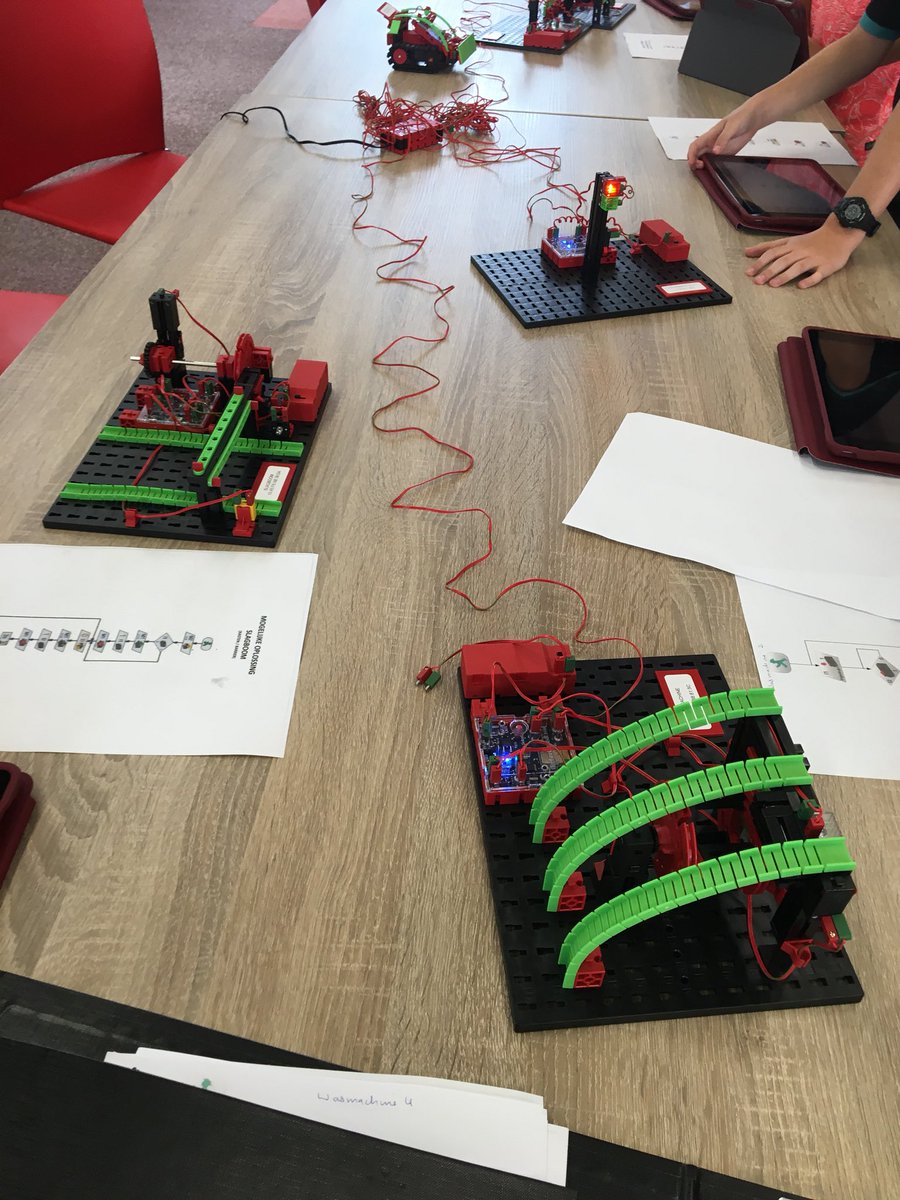 BiebNijkerk's tweet image. Laatste Summerschool deze vakantie! Kinderen programmeren enthousiast met de #Robocar