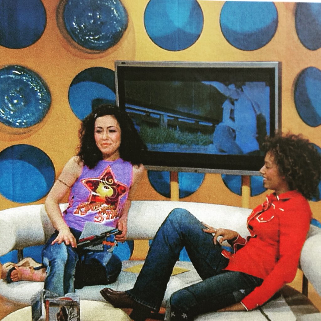 AnastasiaZampo's tweet photo. #tbt #throwbackthursday #mtvselect mit @OfficialMelB 2002 ! Ausnahmsweise mal okaye #Outfits 😉😂 @MTV #mtv #mtvgermany #vj #vjane #spicegirls #exspicegirl #melb #studio #musictelevision #berlin #interview #solokarriere #soloalbum #moderatorin #greek #wirwarenjung #sängerin https://t.co/QZmDu3fsTz