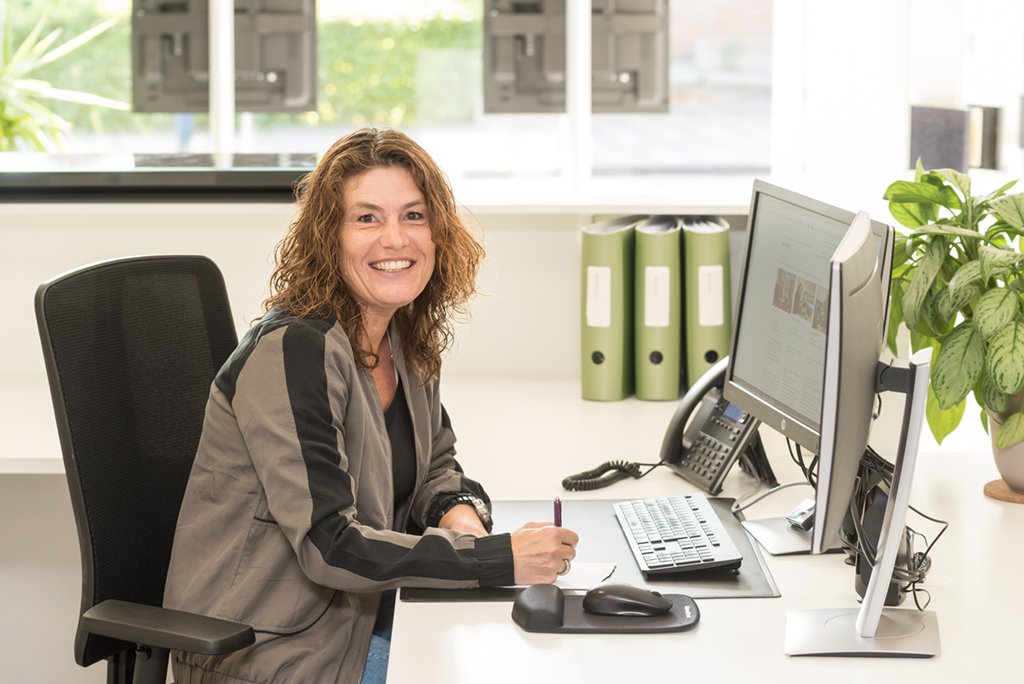 ovbeest's tweet photo. Nieuw gezicht bij Versluijs makelaardij in Oostburg. Verder een foto-update van het hele team. Brigit, Dorien, Chantal en Jacueline: het was weer een leuke shoot. https://t.co/q3pxEMmngG #Makelaardij, #Oostburg, #Huistekoop, #Huisverkocht https://t.co/fonarWcBHt