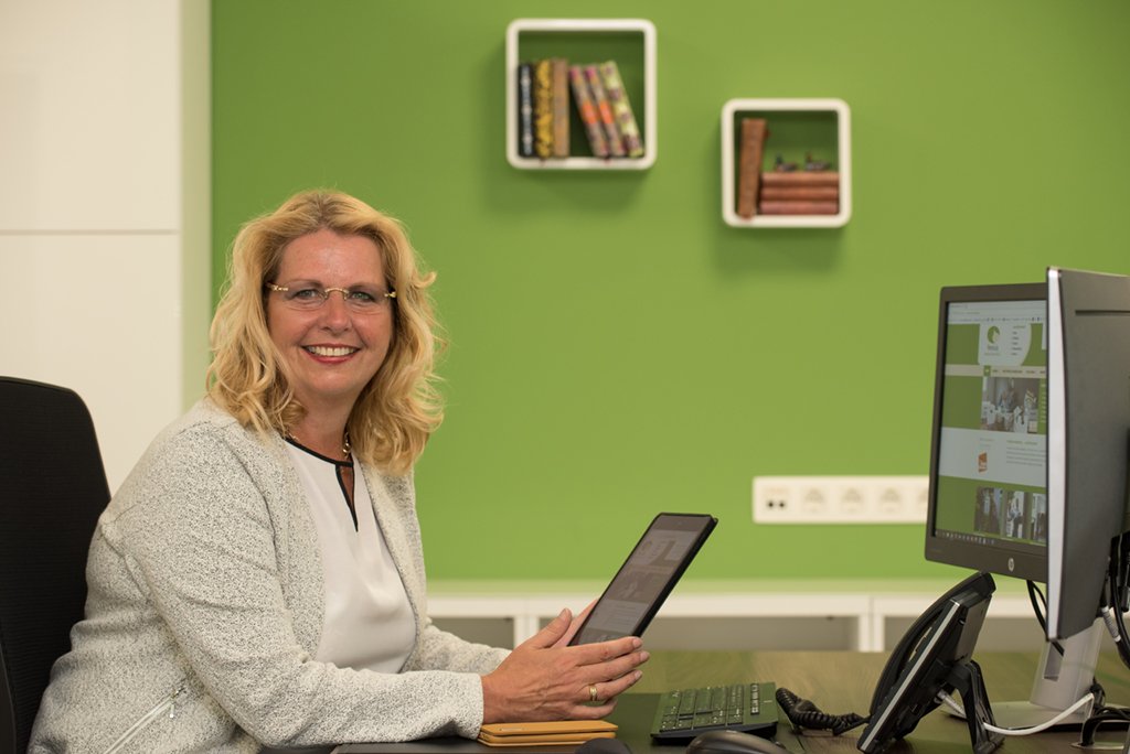 ovbeest's tweet photo. Nieuw gezicht bij Versluijs makelaardij in Oostburg. Verder een foto-update van het hele team. Brigit, Dorien, Chantal en Jacueline: het was weer een leuke shoot. https://t.co/q3pxEMmngG #Makelaardij, #Oostburg, #Huistekoop, #Huisverkocht https://t.co/fonarWcBHt