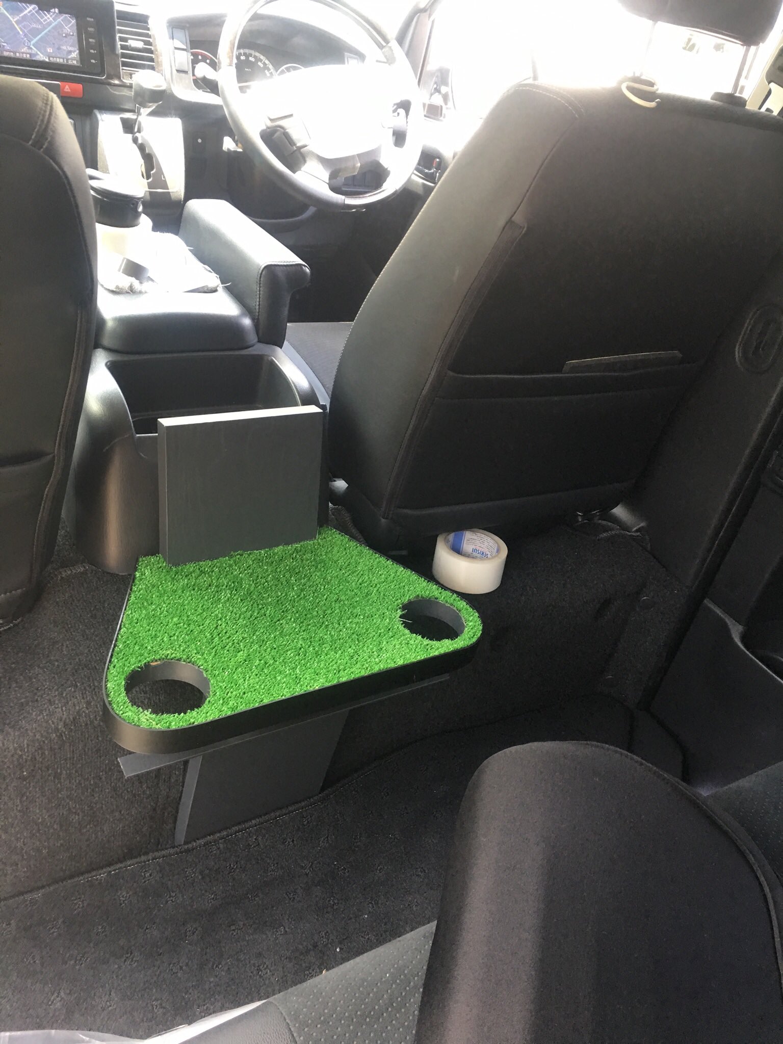 ウェル Youtube V Tvittere ぴめんさんの配信みながらハイエースの後部座席のドリンクホルダー自作しました あまりもんの人工芝まじ卍