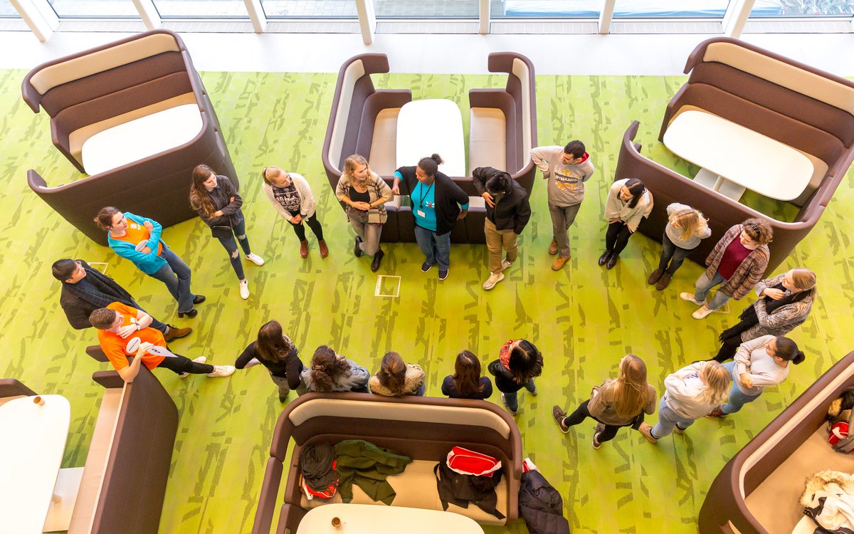 commennl's tweet image. Zo overleef je de #introweek van je studie als sociaal onhandig persoon: een handleiding. Lees het hele artikel: bit.ly/introweekoverl…